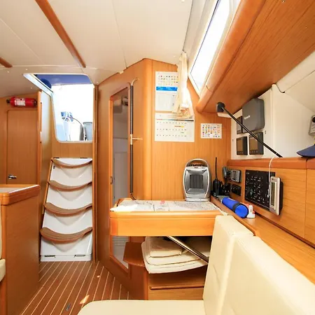 Salis - Jeanneau 39i 船屋