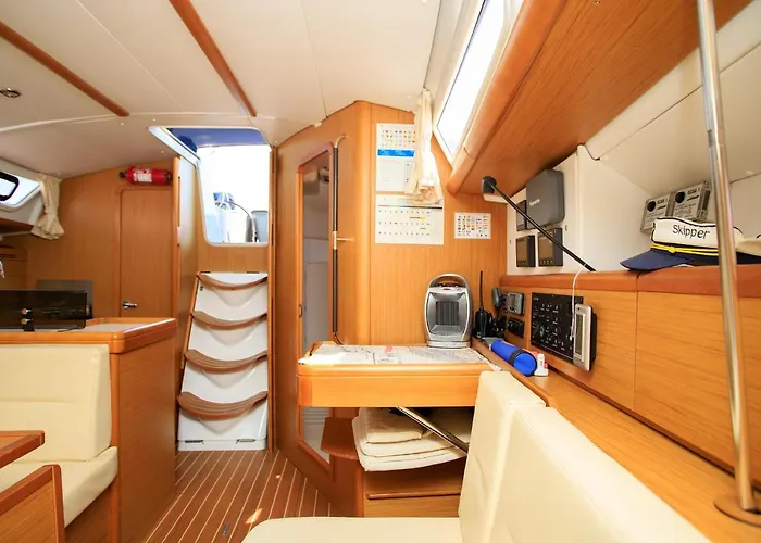 Salis - Jeanneau 39i Hotel en barco